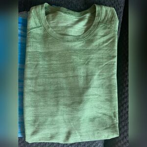 Lululemon Metal Vent Short Sleeve in Men's Medium Green
